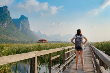 Güzel Lotus çiçek alanı ile rahatlatıcı genç kadın