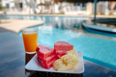 Yüzme havuzunda tatil meyve ile gıda Plater