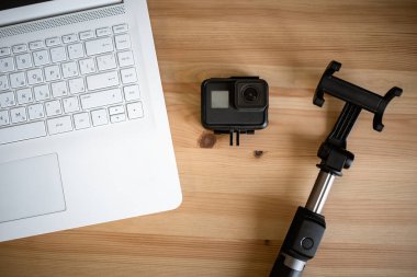 Fotoğrafçı masasında çalışma alanı. Minimal çalışma alanı