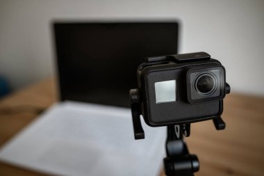 Bilgisayar kamerasının önünde hareket