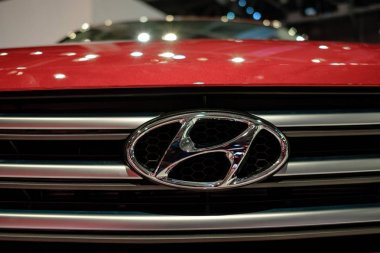 Moskova, 31 Eylül 2018: MMac 2018 üzerinde Otomotiv Fuarı stand yeni Koreli Hyundai araba. Aile kişisel araçların otomobil gösterisi. yakın logo fotoğraf