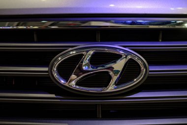 Moskova, 31 Eylül 2018: MMac 2018 üzerinde Otomotiv Fuarı stand yeni Koreli Hyundai araba. Aile kişisel araçların otomobil gösterisi. yakın logo fotoğraf