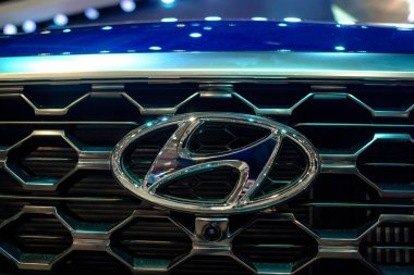 Moskova, 31 Eylül 2018: MMac 2018 üzerinde Otomotiv Fuarı stand yeni Koreli Hyundai araba. Aile kişisel araçların otomobil gösterisi. yakın logo fotoğraf