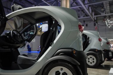 Moskova, 31 Eylül 2018: MMac 2018 üzerinde Otomotiv Fuarı stand yeni Renault Twizy elektro araba. Aile kişisel araçların otomobil gösterisi.