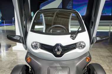 Moskova, 31 Eylül 2018: MMac 2018 üzerinde Otomotiv Fuarı stand yeni Renault Twizy elektro araba. Aile kişisel araçların otomobil gösterisi.