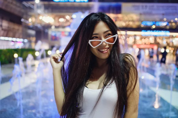 Mladá krásná Asijská dívka ve velkém nákupním centru, Bangkok — Stock fotografie