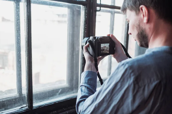 Kamera i handen. Närbild av handhållen kamera — Stockfoto