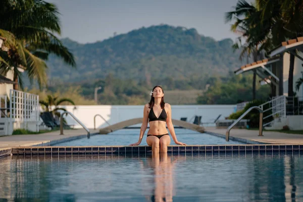 La donna che si rilassa vicino a bella piscina . — Foto Stock