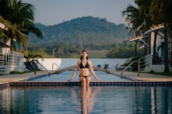 A mulher relaxante perto de bela piscina . — Fotografia de Stock