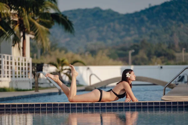 La donna che si rilassa vicino a bella piscina . — Foto Stock