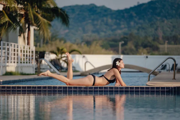 Güzel yüzme havuzunun yakınında rahatlatıcı kadın.