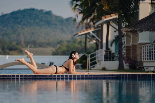 La mujer que se relaja cerca de hermosa piscina . —  Fotos de Stock