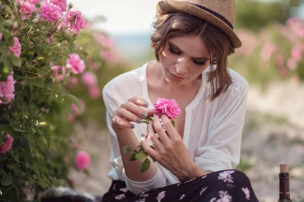 güzel kız kitabı ile şapka giymiş çim üzerinde oturan gül gaden