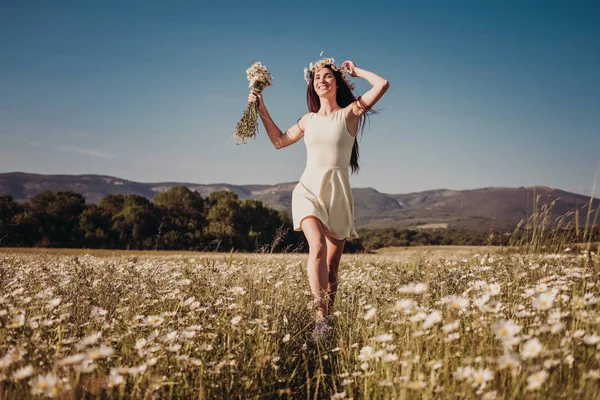 Papatya alanı üzerinde gülümsüyor güzel genç kız.