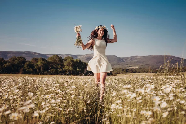 Bella ragazza sorridente sul campo di camomilla . — Foto Stock