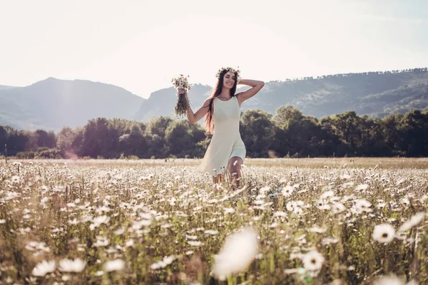 Bella ragazza sorridente sul campo di camomilla . — Foto Stock