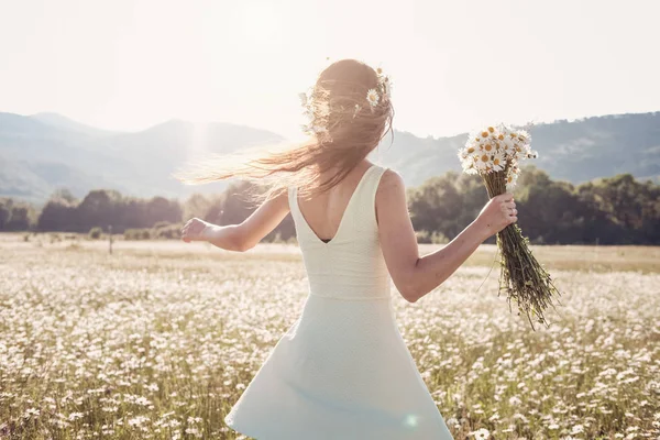 Bella ragazza sorridente sul campo di camomilla . — Foto Stock