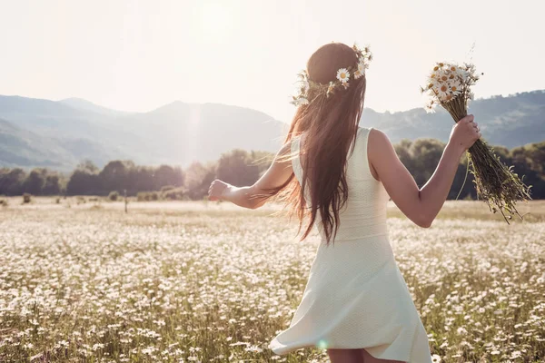 Bella ragazza sorridente sul campo di camomilla . — Foto Stock