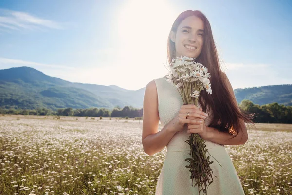 Bella ragazza sorridente sul campo di camomilla . — Foto Stock