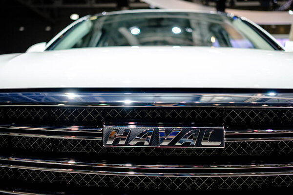 МОСКВА, 31 СЕНТЯБРЯ 2018: Новейший автомобиль HAVAL на автомобильном выставочном стенде MMAC 2018. Автомобильная выставка семейных личных автомобилей. World last automotive developments and accomplvements. закрытие логотипа
