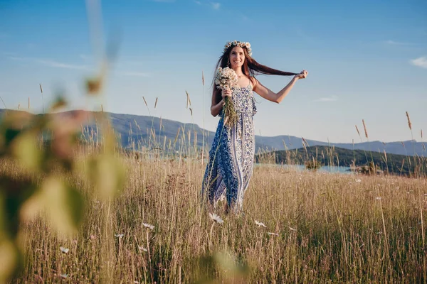 Bella donna godendo campo, bella ragazza con lunghi capelli scuri rilassante all'aperto — Foto Stock