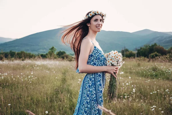 Hermosa mujer disfrutando del campo, chica bonita con el pelo largo y oscuro relajante al aire libre —  Fotos de Stock