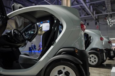Moskova, 31 Eylül 2018: MMac 2018 üzerinde Otomotiv Fuarı stand yeni Renault Twizy elektro araba. Aile kişisel araçların otomobil gösterisi.