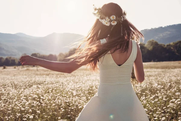 Bella ragazza sorridente sul campo di camomilla . — Foto Stock