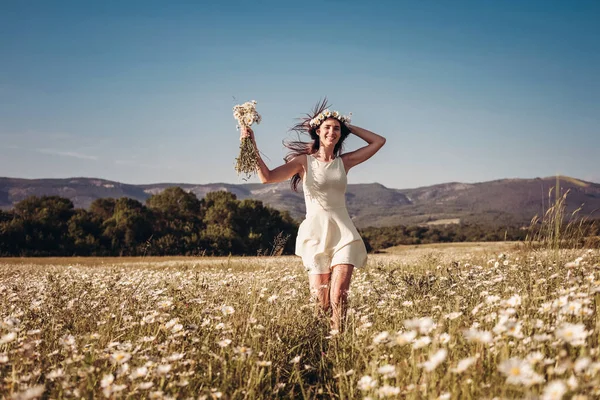 Bella ragazza sorridente sul campo di camomilla . — Foto Stock