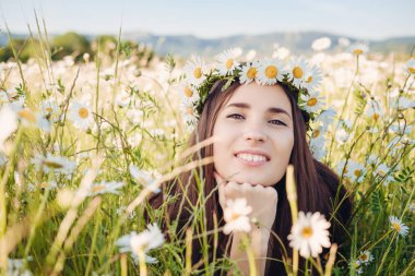 Daisy alan güzel kız. Yaz günbatımı