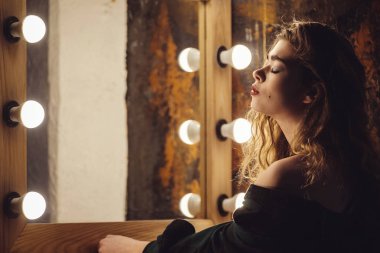 güzel moda model kadın aynanın poz