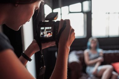 Elde kamera var. El kamerasının yakın çekimi