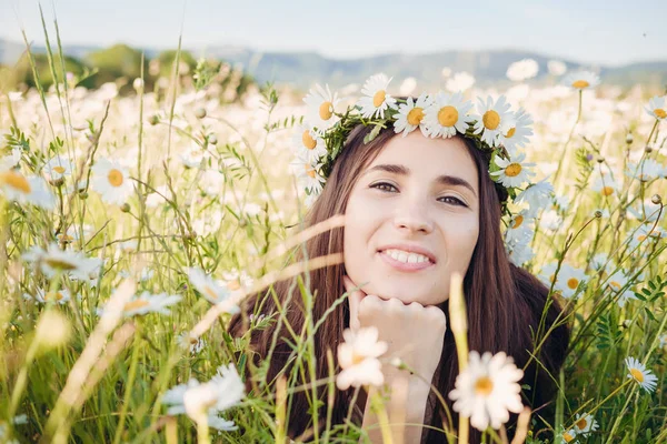Krásná dívka v oblasti daisy. Letní slunce — Stock fotografie