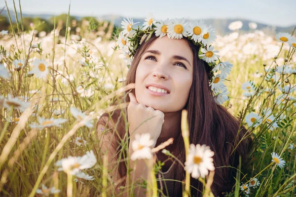 Belle fille dans le champ de marguerite. Coucher de soleil d'été — Photo