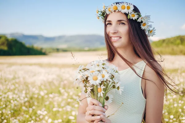 Beautiful girl in daisy field. Summer sunset — Stock Photo, Image