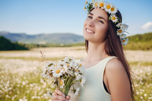 Beautiful girl in daisy field. Summer sunset — Stock Photo, Image