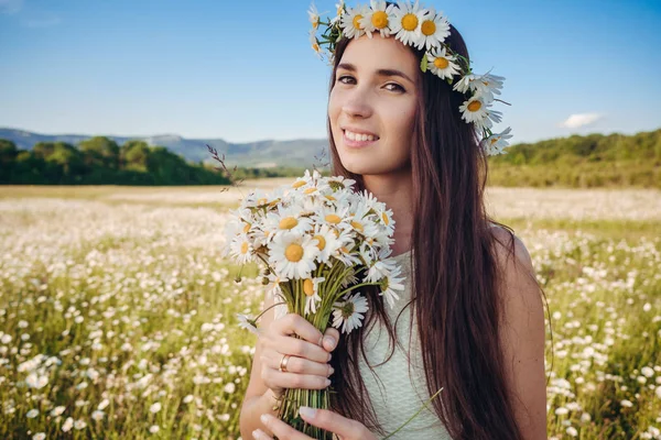 Hermosa chica en el campo de margaritas. Puesta de sol de verano — Foto de Stock