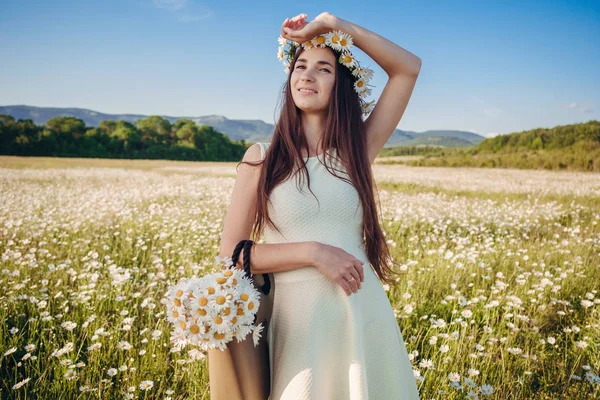 Hermosa chica en el campo de margaritas. Puesta de sol de verano —  Fotos de Stock