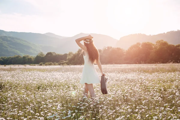 Bella ragazza in campo margherita. Tramonto estivo — Foto Stock