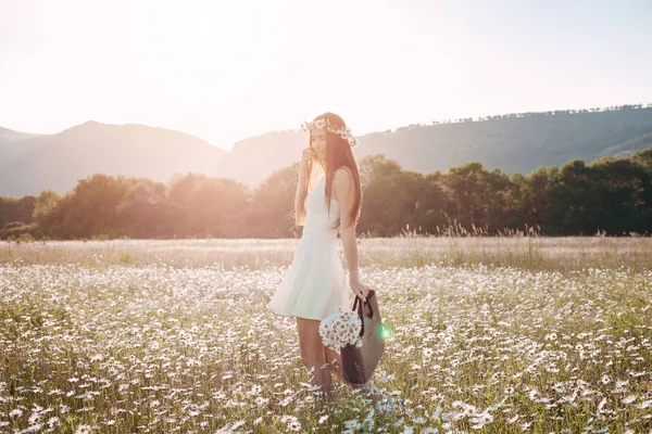 Bella ragazza in campo margherita. Tramonto estivo — Foto Stock