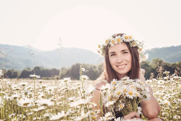 Krásná dívka v oblasti daisy. Letní slunce — Stock fotografie