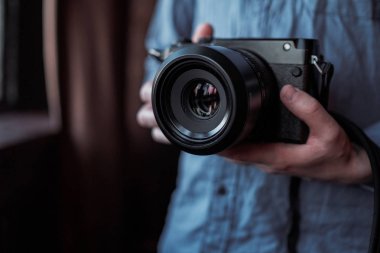 Elde kamera var. El kamerasının yakın çekimi