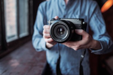 Elde kamera var. El kamerasının yakın çekimi