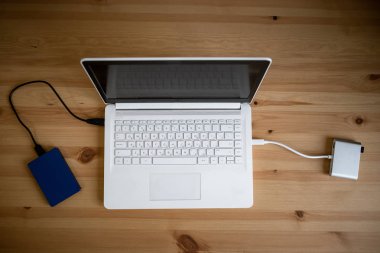 Fotoğrafçı masasında çalışma alanı. Minimal çalışma alanı