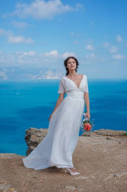 Sahilde duran güzel bir gelin. Dağlardaki gelin. Düğün