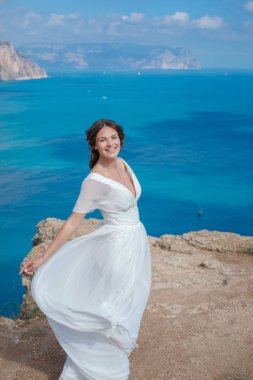 Sahilde duran güzel bir gelin. Dağlardaki gelin. Düğün