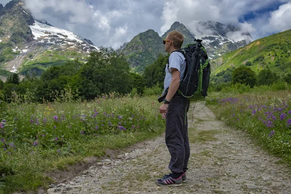 男性游客在北高加索美丽风景的背景下开始他的山之旅 — 图库照片