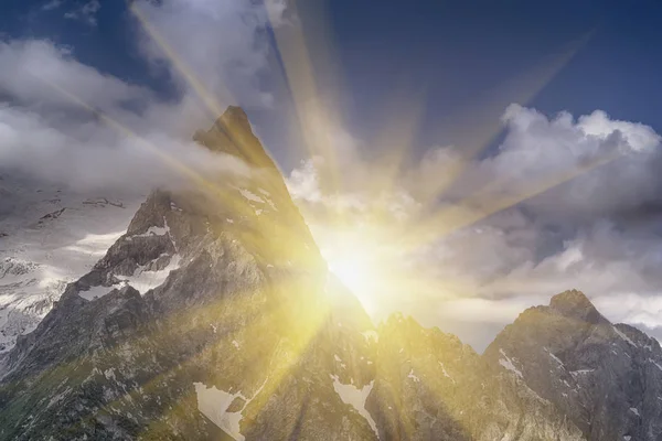 Beautiful peaks of the North Caucasus near the ski resort Dombay — Stock Photo, Image