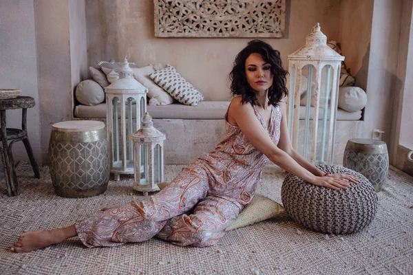 Mulher no quarto em estilo marroquino moda harém . — Fotografia de Stock