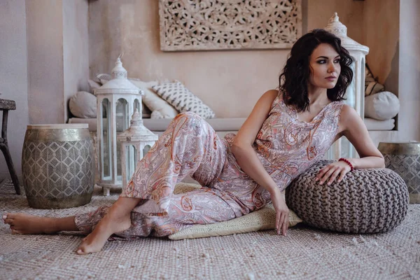 Mulher no quarto em estilo marroquino moda harém . — Fotografia de Stock